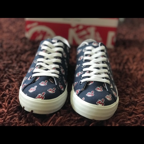 Unisex Cleveland Indians Row One Shoes - Picture 4 of 8